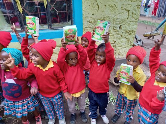 Die Kinder sind ganz wild darauf etwas davon für ein Foto in den Händen zu halten.