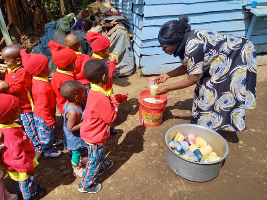 Schließlich gibt es für jedes Kind eine Tasse Porridge.