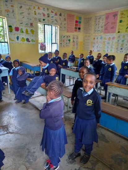 Nachdem ich einige organisatorische Punkte mit dem leitenden Lehrer besprochen habe,  zeigt er uns einige Klassenzimmer.  Wir werden überall mit einstudierten Sätzen begrüßt.  "Good morning visitor" Es hat etwas von Drill. Aber hier herrscht eben ein anderer Lehrstil als bei uns in der Heimat.