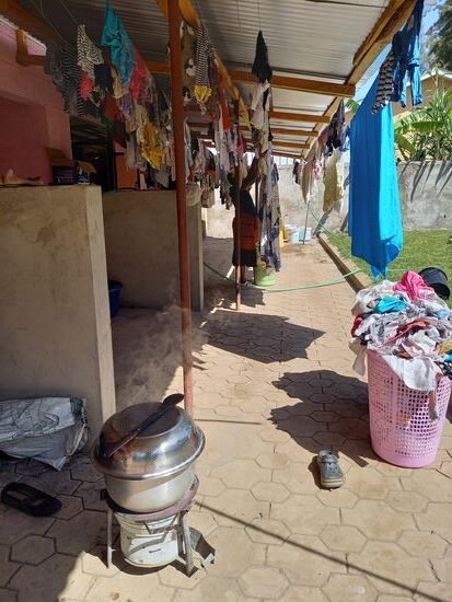 Hier wird gekocht und in der Küche wird Salat geschnippelt. Im Foto kann man eindrücklich die Wäschemenge sehen,  die täglich! anfällt.