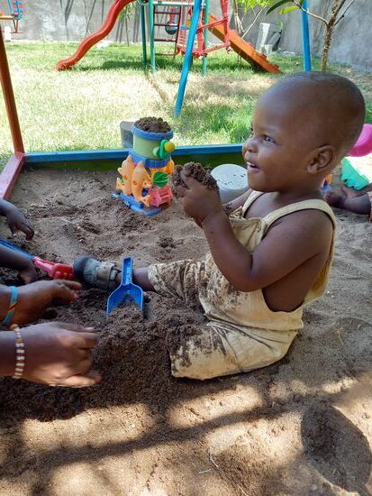 Ich sitze derweil bei den Kindern im Sandkasten,  die eine riesen Freude haben.