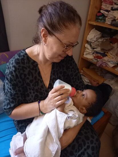 Manuela unterstützt bei den Säuglingen.