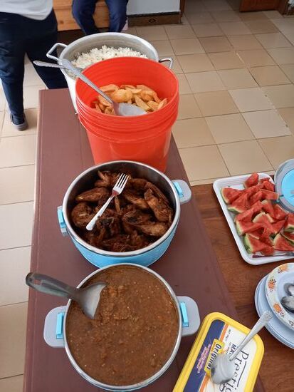 Den ganzen Vormittag zieht ein köstlicher Geruch durch das Baby Haus und schließlich ist es angerichtet.