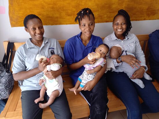 Nebenbei werden noch ein paar Säuglinge gefüttert.