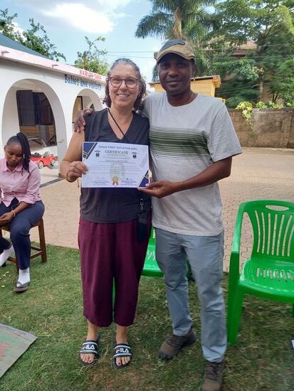 Meikel, der Vorstand von dem Verein Child First Initiative hat es sich nicht nehmen lassen,  ihr ganz persönlich zu danken und ihr ein Zertifikat für ihre Zeit als Freiwillige zu übergeben.