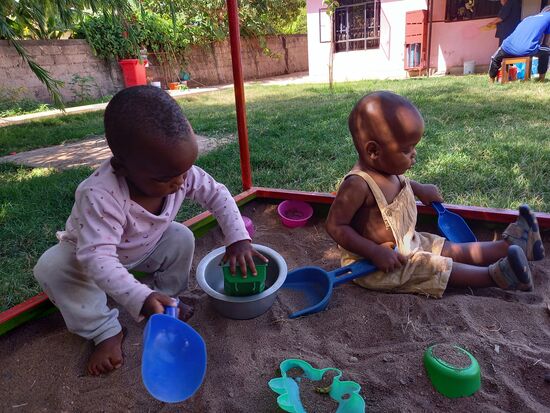 Ich betreue die großen Kinder im Sandkasten, das ist die reinste Freude.