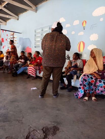 Im Warteraum sitzen unzählige Mütter mit ihren Kindern und warten geduldig darauf,  dass ihr Kind gewogen wird.