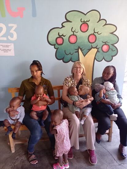 Auch wir sitzen und warten   Das ist bei über 30 Grad ganz schön anstrengend.