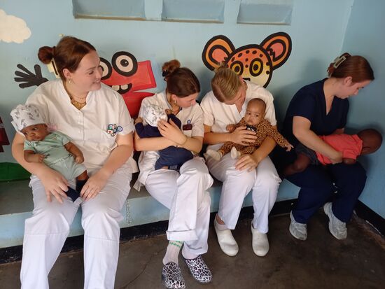 Inzwischen tauchen ein paar Freiwillige aus Holland auf. Sie haben vor ein paar Tagen auch das Baby Haus besucht. Als sie uns sehen kommen sie sofort zu uns und zack hat eine jede ein Kind im Arm.