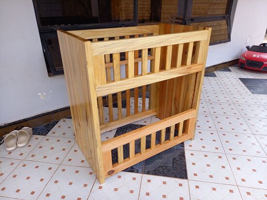 Samuel macht richtig gute Arbeit! So einen guten Tischler findet man hier nicht so leicht. Wir haben im Laufe der letzten 1,5 Jahre sämtliches Mobilar für das Baby Haus bei ihm in Auftrag gegeben.