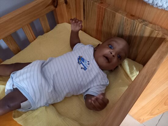 Wenig später haben die Nannys die Betten hergerichtet und Jonas hat einen neuen Schlafplatz.