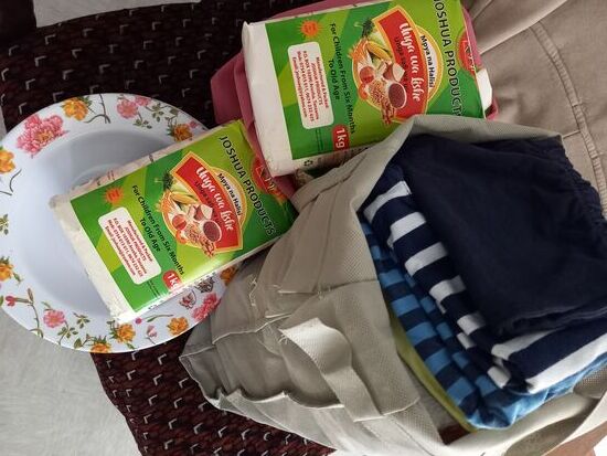 Ich habe Porridge und Teller für die Kinder im Day Care besorgt. Außerdem nehme ich die T-Shirts mit,  die Rita mir hiergelassen hat.