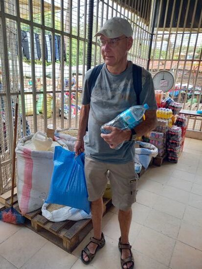 Auf dem Weg zu Franziska machen wir noch kurz Halt auf dem Markt und kaufen 10kg Reis.