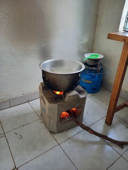 Als wir ankommen,  wird in der Küche bereits gekocht.