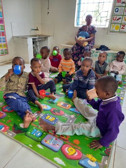 Jedes der 24 Kinder bekommt eine Tasse Porridge.