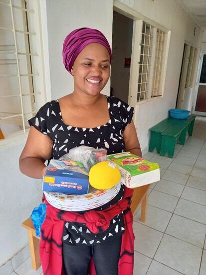 Franziska freut sich riesig über unsere Geschenke. Darunter auch Straßen Malkreide und ein paar Spielzeug Autos die Matthias noch im Gepäck hatte.