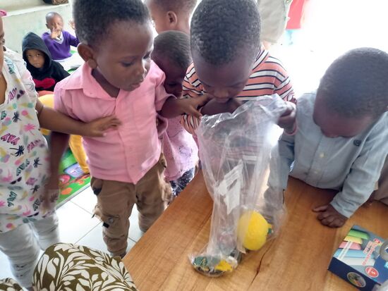 Die Jungs entdecken sofort die kleinen Fahrzeuge  