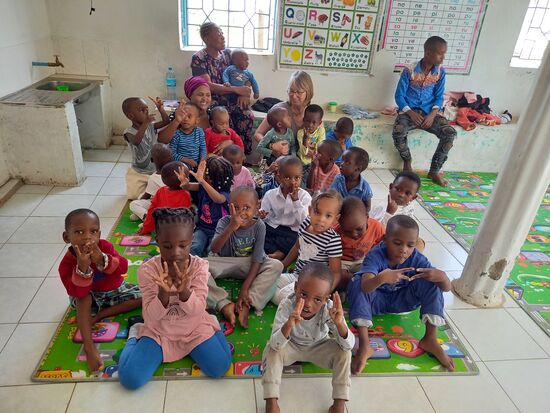 Die Kinder probieren sofort die neuen Sachen an und dann gibt es ein Gruppenfoto  