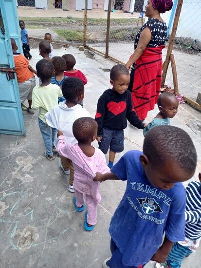 Dann wird eine Runde gespielt und Matthias repariert derweil das Eingangstor  