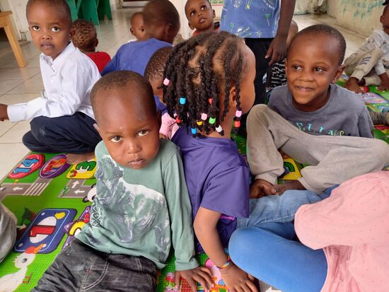 Dieses Mädchen ist mit ihrer tollen Frisur ein Hingucker.