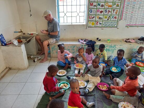 Franziska freut sich,  daß die Kinder den Wasserhahn nun wieder benutzen können.