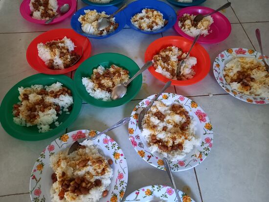 Die neuen Teller werden sofort benutzt, denn Franziska hatte nicht genug davon.