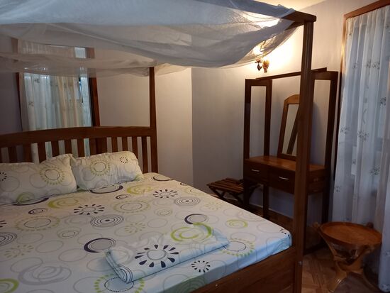 Richtig schöne Zimmer! Die Möbel hat er natürlich selbst hergestellt.