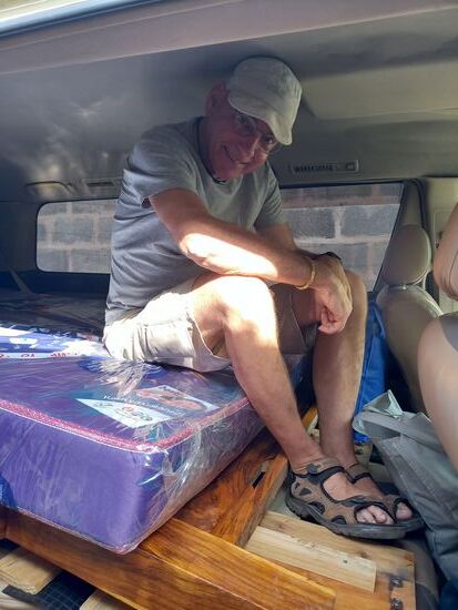 Nachdem alles in Vumilia's Auto verstaut ist, bleibt für Matthias nicht viel Platz zum sitzen. Aber irgendwie wird es gehen   Ist ja nur eine halbe Stunde Fahrt.