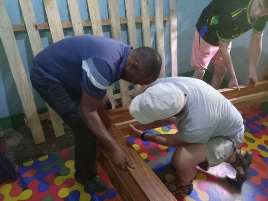 Kaum sind wir angekommen, wird das Bett aufgebaut.