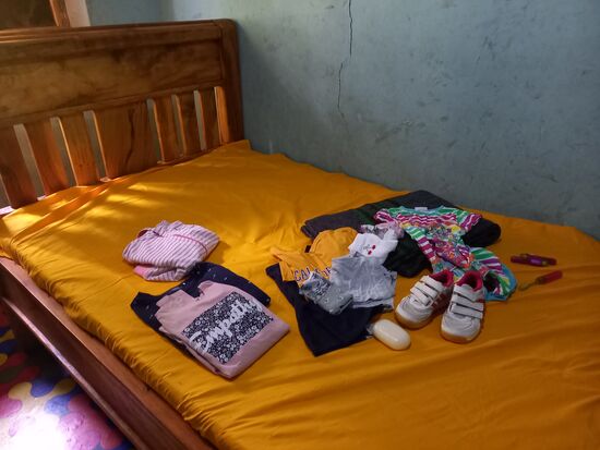 Fertig   Ich hatte auch noch Kleidung für Deborah,  Christian und das Massai Mädchen dabei. Für Deborah gibt es noch Turnschuhe und für alle Drei je eine Zahnbürste. Es sind drei Kinder, die Madam Tina in ihre Obhut genommen hat.