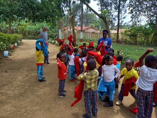 Draußen herrscht Aufregung. Die Kinder gehen auf einen nahegelegenen Bolzplatz.