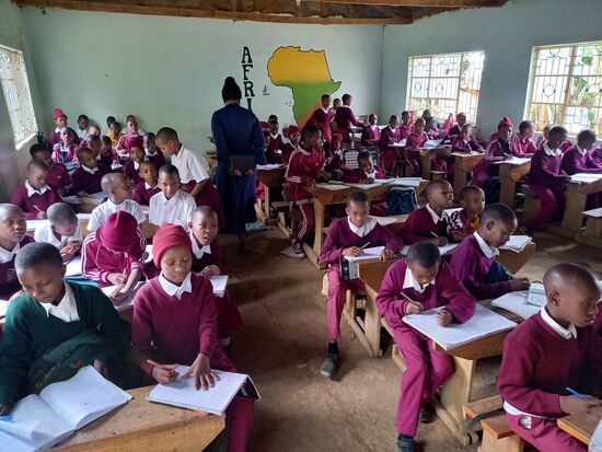 In Deutschland empfindet man 30 Schüler/ Klasse schon als zu viel. Hier herrscht harte Disziplin und so funktioniert Unterricht auch mit 100Kinder.n. Allerdings kann man das eine nicht wirklich mit dem anderen vergleichen.