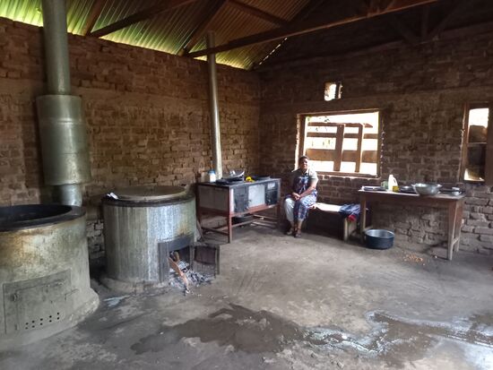 Die Küche der Schule. Hier wird für 300 Kinder gekocht.  Insgesamt werden ca. 700 Kinder unterrichtet.  Doch bei 400 Kindern können sich die Eltern das Schulessen nicht leisten.