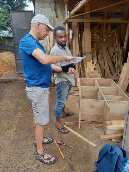 Heute waren wir bei unserem Tischler. Matthias hat eine neue Armlehne bestellt.  Einer der Kinderstühle ist defekt und soll Instand gesetzt werden.