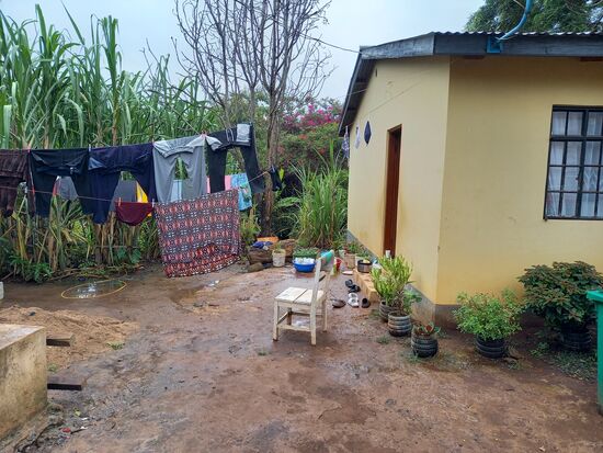 Ich werfe einen Blick hinter die Werkstatt. Dort lebt eine Familie, die für Samuel arbeitet.