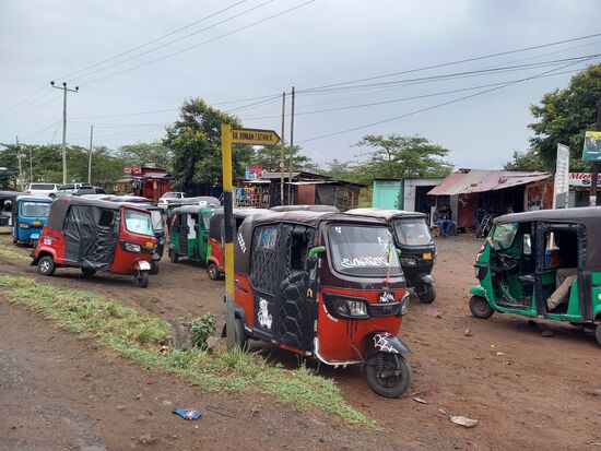 Hier sind wir normalerweise stets in eines der Tuc Tuc gestiegen,  um den Rest der Strecke zu fahren. Doch heute ist es einmal nicht so heiß und wir bevorzugen es zu Fuß zu gehen.