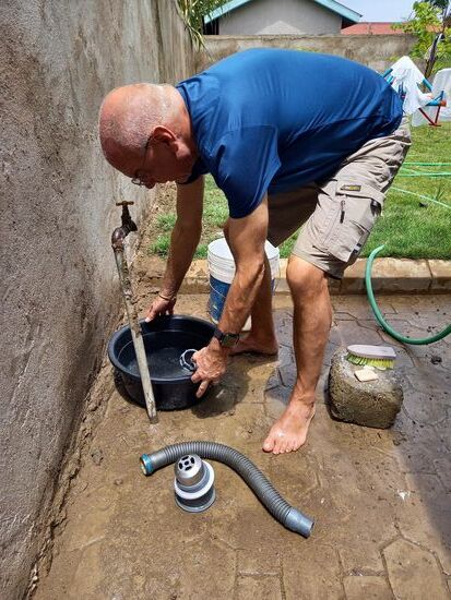 Matthias untersucht den Abfluss.