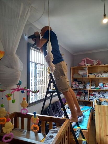 Die nächste Reparatur betrifft die Gardinen Stange. Die Halterung hatte sich aus der Wand gelöst. Bei der Gelegenheit kam gleich die neu angeschaffte Trittleiter zum Einsatz.