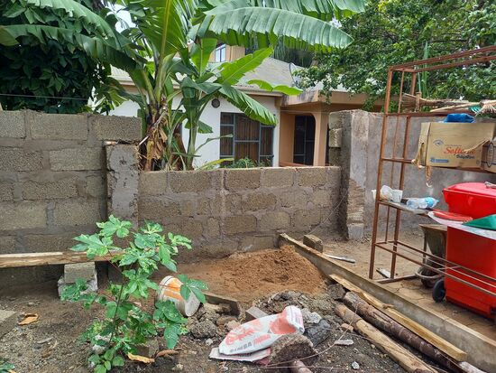 Auch an der Mauer des Baby Hauses wird weiter gearbeitet.