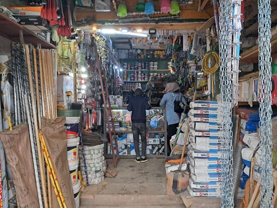 In diesem Geschäft werden sie fündig. Es wird allerdings doch etwas teurer. Anstelle 87.900Tzs für Material kostet es nun 109.000Tzs. Baumärkte, wie wir es kennen gibt es hier nicht.  Aber es sind eben gerade diese Läden und Märkte,  die einen Teil des Landes ausmachen. Es hat einen einzigartigen Charme.