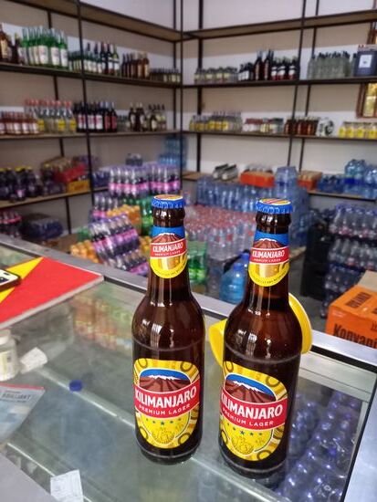 Matthias gönnt sich nach getaner Arbeit zwei Feierabend Biere. Allerdings ist das im Homestay nicht erlaubt.