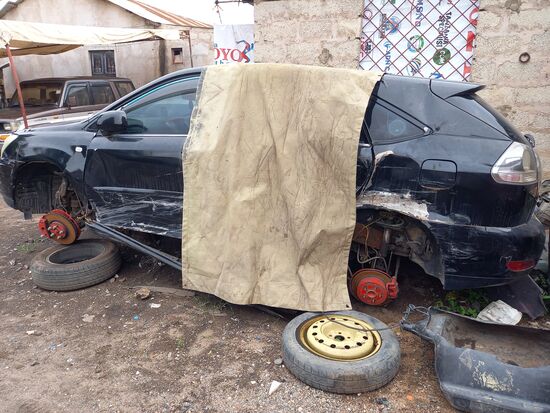 Auch Unfall Fahrzeuge,  wie dieses werden Instand gesetzt.