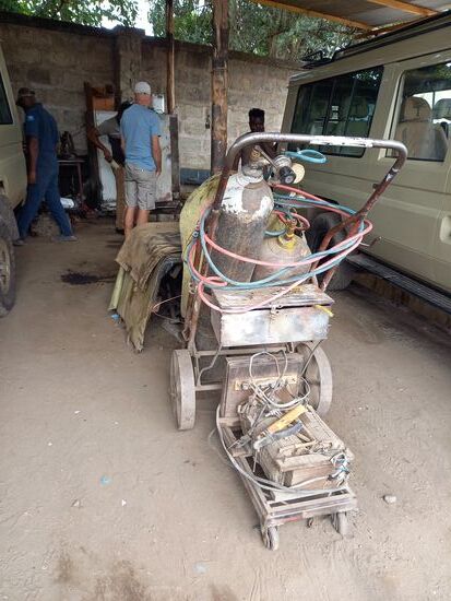 Es ist erstaunlich mit welch einfachen Mitteln hier Fahrzeuge repariert werden.