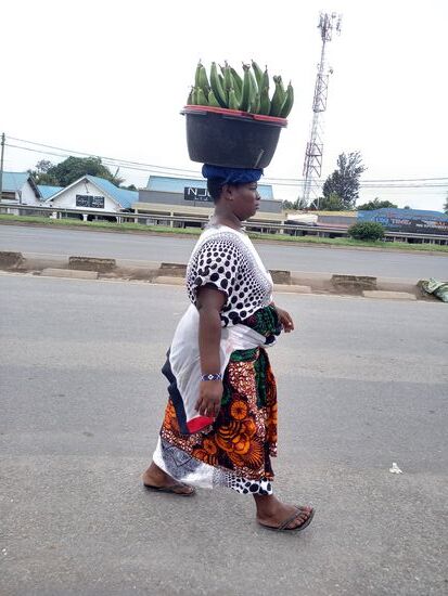 Dieses Foto habe ich unterwegs eingefangen. Es beeindruckt mich immer wieder,  welche Gewichte die Frauen auf ihren Köpfen über lange Distanzen tragen.