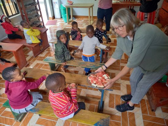 Die Kinder hatten gerade schon zu Mittag gegessen. Doch ein Stück Melone geht immer.  