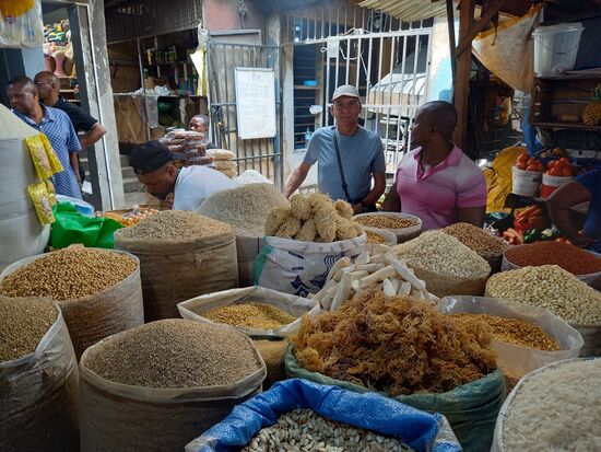 Es gibt verschiedene Reissorten, Bohnen, Spagetti  etc.