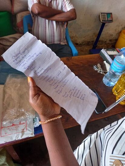 Der Einkaufszettel von Nuruana ist wie immer sehr lang.