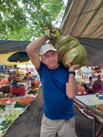 Matthias trägt die Einkäufe zum Sammelpunkt.