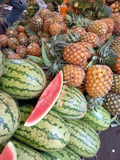 Wir kaufen uns auch eine Ananas für 2000Tzs. Das sind ca. 0,70€.