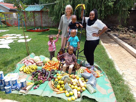 Dann wird alles für ein Foto ausgepackt.  Das ist ein Dankeschön für den jeweiligen Sponsor.  Dankeschön  - Asante sana.
